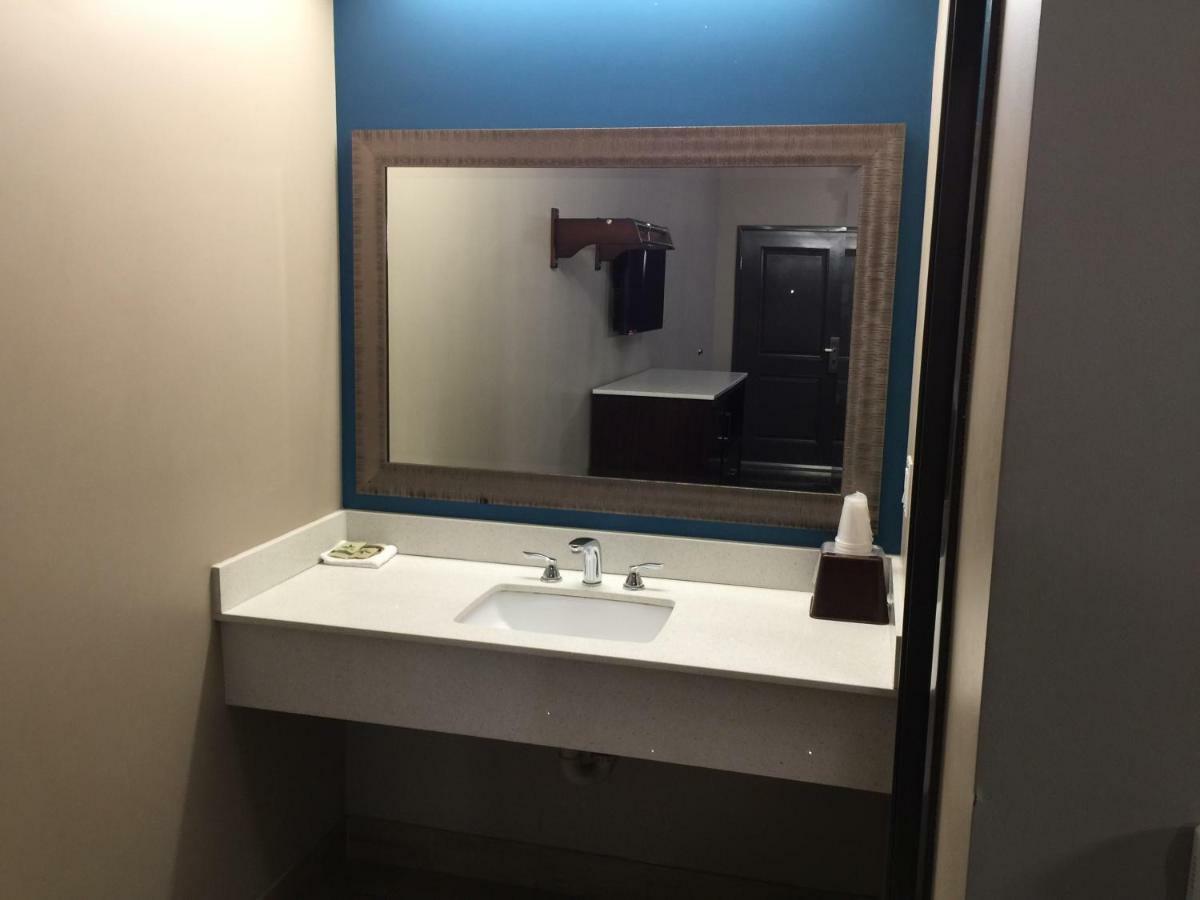 Maywood Crystal Palace Inn מראה חיצוני תמונה
